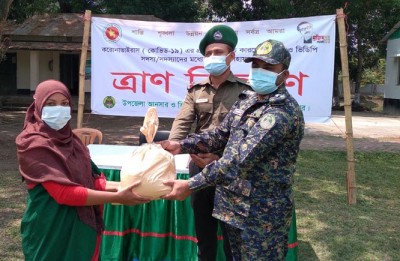 মাদারীপুরে আনসার ও গ্রাম প্রতিরক্ষা বাহিনীদের মাঝে ঈদ উপহার মাদারীপুরে আনসার ও গ্রাম প্রতিরক্ষা বাহিনীদের মাঝে ঈদ উপহার
